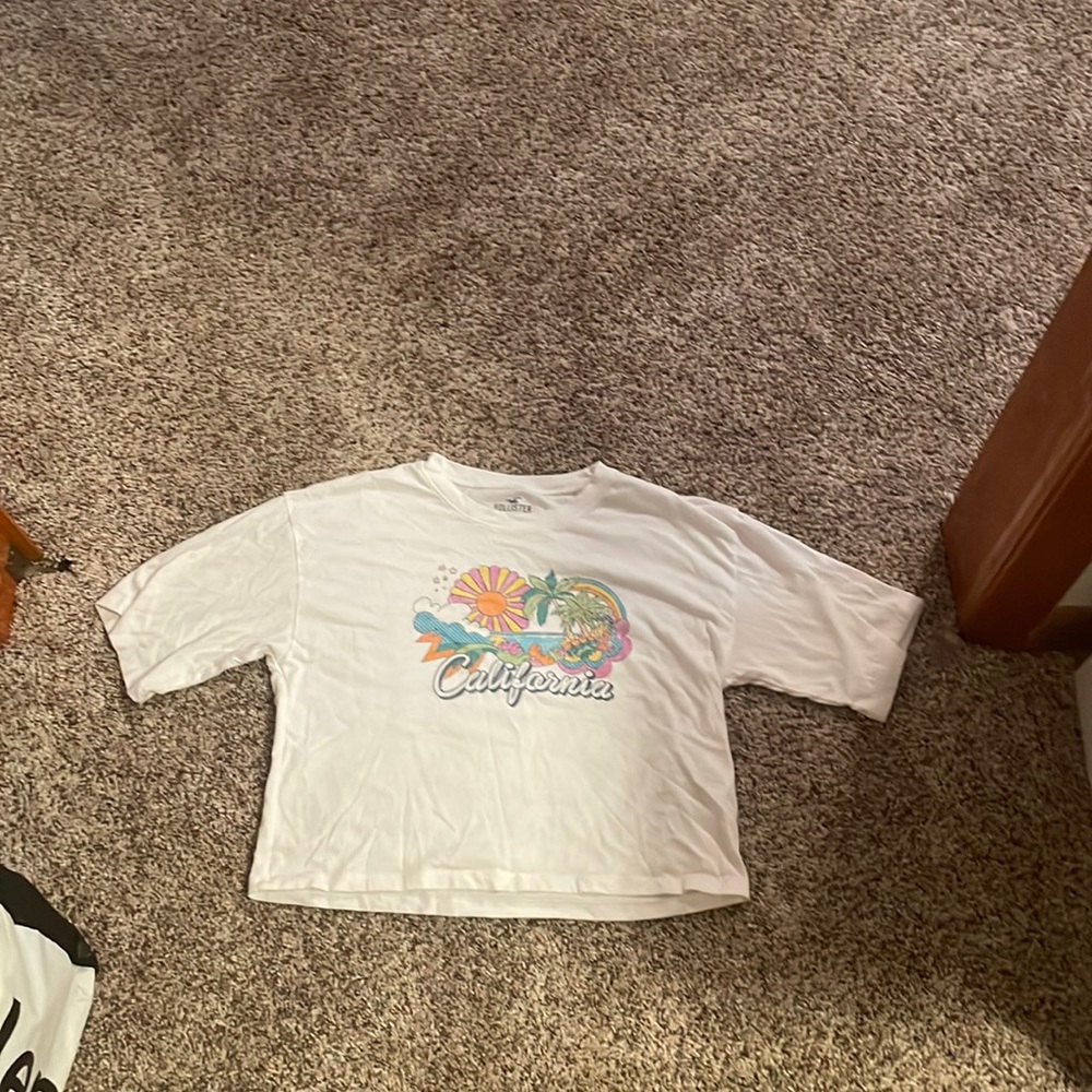 Oversized cropped Hollister graphic tee